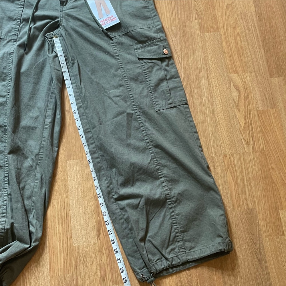 Celebrity Pink Pants
Womens Size L  Parachute Wide Leg Cargo Ripstop
Green NWOT - Picture 13 of 16